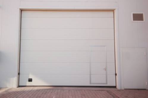 Come scegliere i pannelli giusti per la sostituzione di una porta del garage