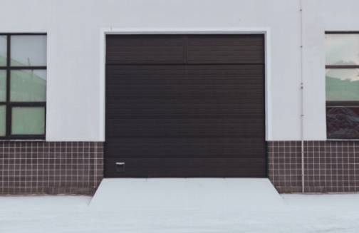 Eleva l'estetica della tua casa: come la verniciatura del garage può fare una grande differenza