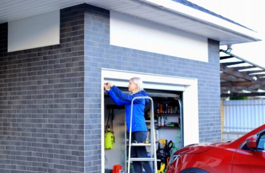 La Guida Definitiva alla Protezione dalle Intemperie per le Porte del Garage: Proteggi la tua Casa dagli Elementi