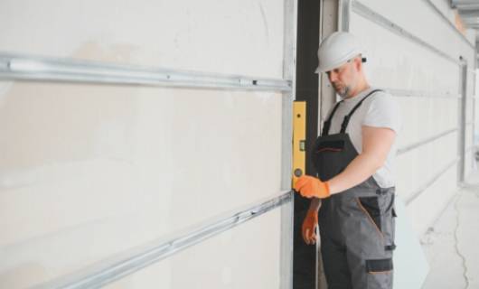 La guida definitiva alla riparazione fai-da-te delle porte del garage: Tutto ciò che devi sapere