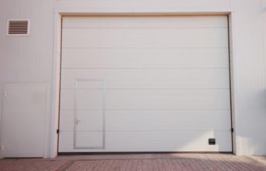 La Guida Definitiva per Scegliere la Vernice o la Tinta giusta per la Tua Porta del Garage