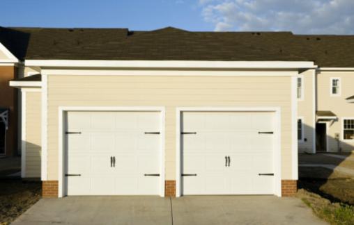 Massimizza l'attrattiva esterna: consigli per personalizzare la porta del garage per gli appassionati del fai-da-te