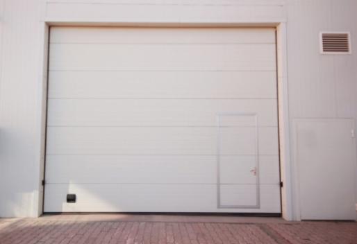 Massimizzare l'attrattiva esterna: come l'installazione di una nuova porta del garage può trasformare la tua casa