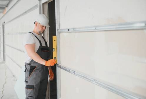 Pittura fai-da-te della porta del garage: consigli e trucchi per un risultato professionale