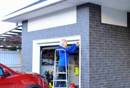 Scegliere la giusta porta del garage per l'installazione fai da te: cosa tenere in considerazione