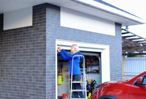 Sostituzione fai-da-te della molla della porta del garage: una guida passo-passo