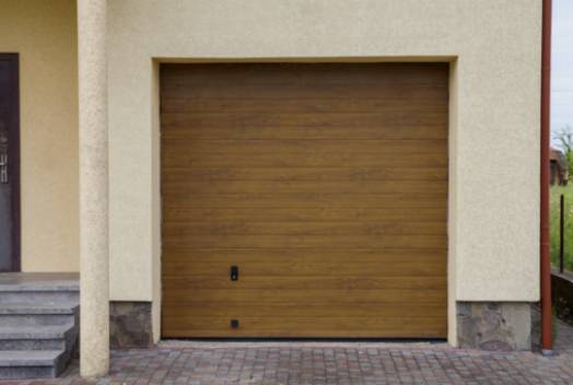 Trasforma l'esterno della tua casa con una porta del garage appena dipinta